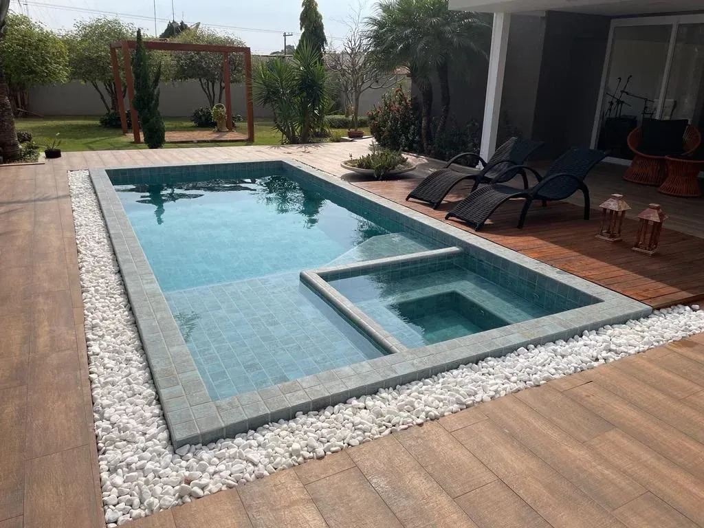 Elegance Retro fiberglass pool installed by Ford Concrete in Kansas City